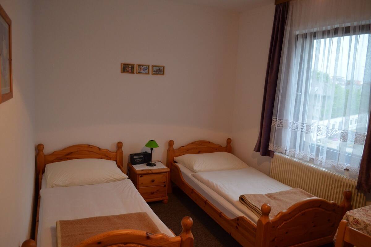Habitación con 2 camas individuales | Escritorio y wifi gratis