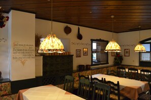 Se sirven desayunos, comidas y cocina regional con mesas al aire libre