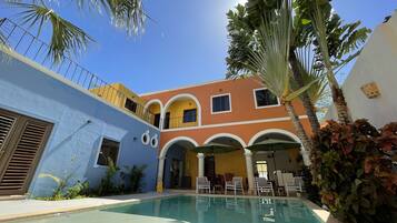 Piscina a l'aire lliure (horari: 07:00-22:00), para-sols i gandules