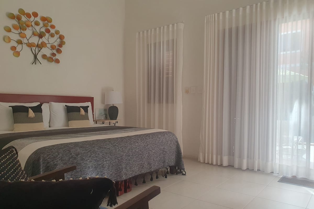 Suite, 1 King Bed, Pool View