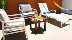 スーペリア スイート キングベッド 1 台 テラス プールビュー | テラス / パティオ