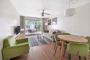 Appartement, 1 slaapkamer | Woonkamer | Een 40-inch flatscreentelevisie met digitale zenders en een televisie