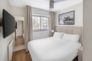 Appartement, 2 slaapkamers | Een kluis op de kamer, een strijkplank/strijkijzer, gratis babybedden