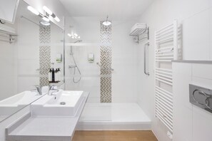 Estudio (Apartment) | Baño | Artículos de higiene personal ecológicos, secador de pelo y toallas