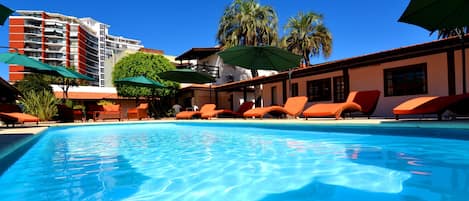 Piscine extérieure, chaises longues