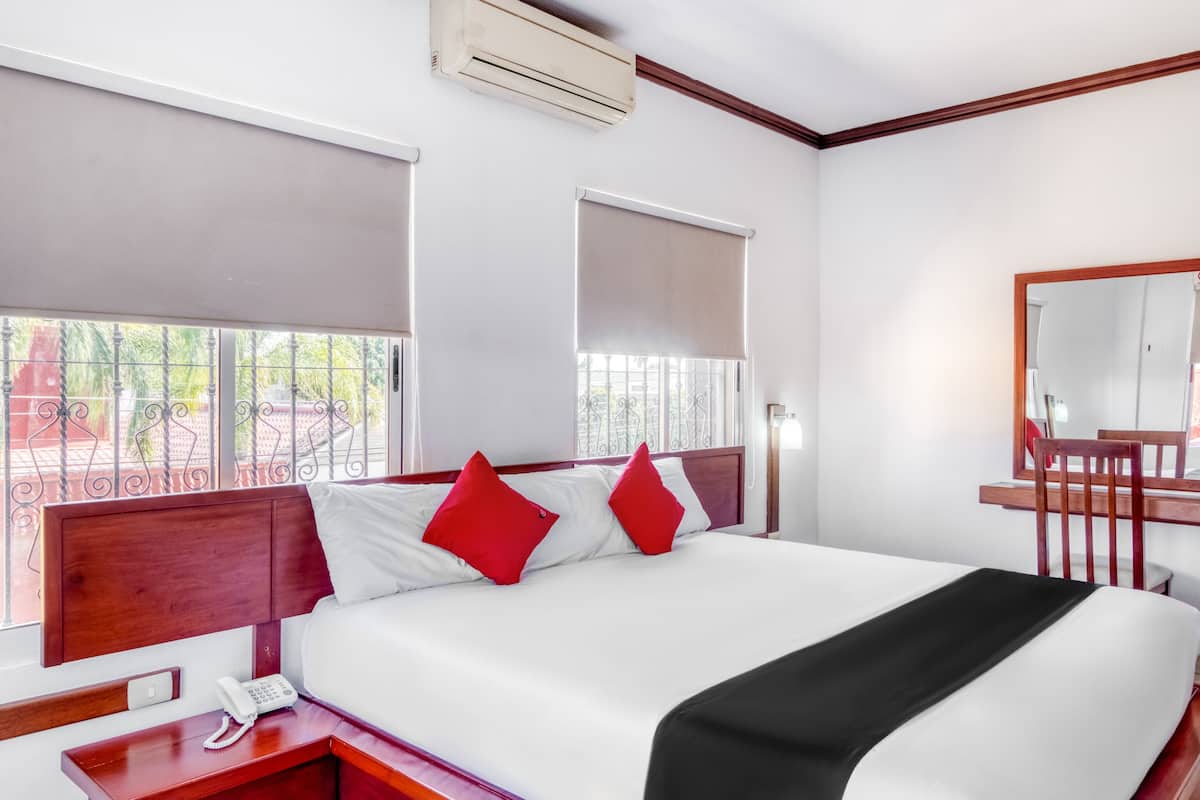 Escritorio, wifi gratis y ropa de cama