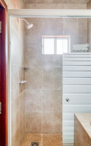 Standard Quadruple Room, 2 Double Beds | Bathroom shower - Monte Salerno Hotel & Suites (Montemorelos)