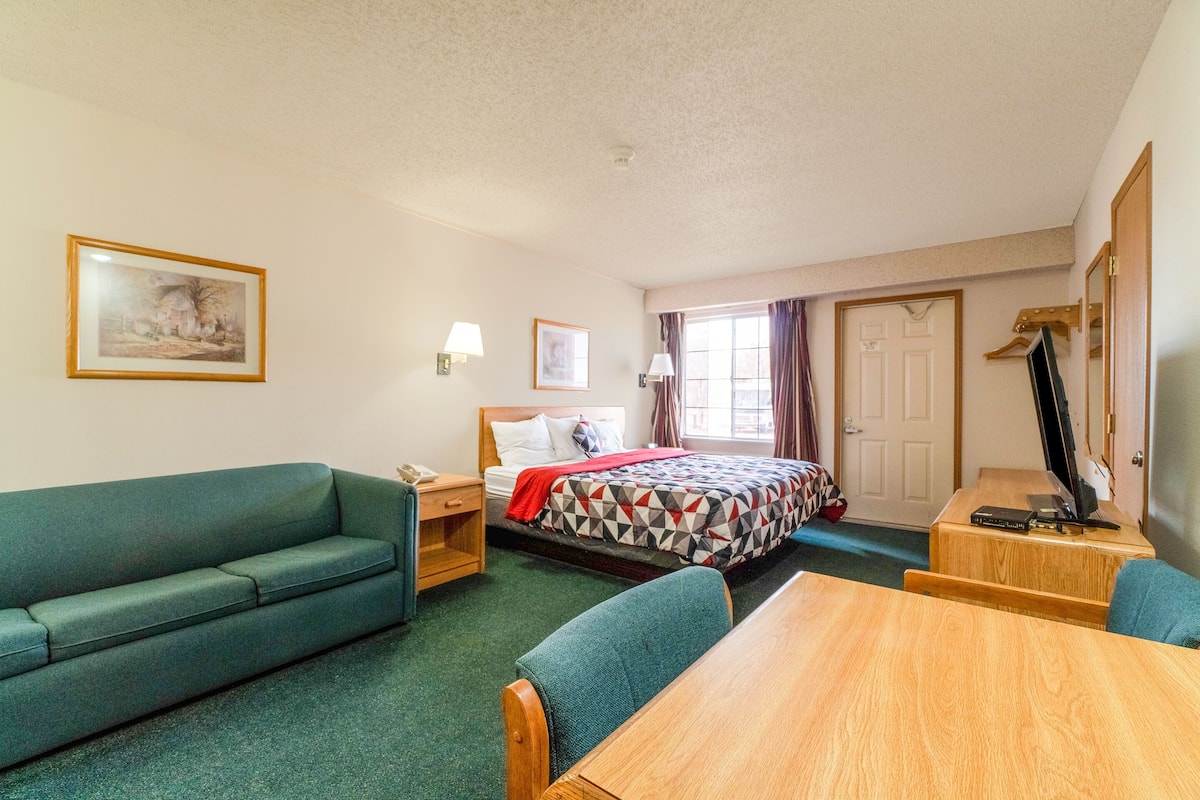 Desk, iron/ironing board (on request), WiFi (free), bed sheets