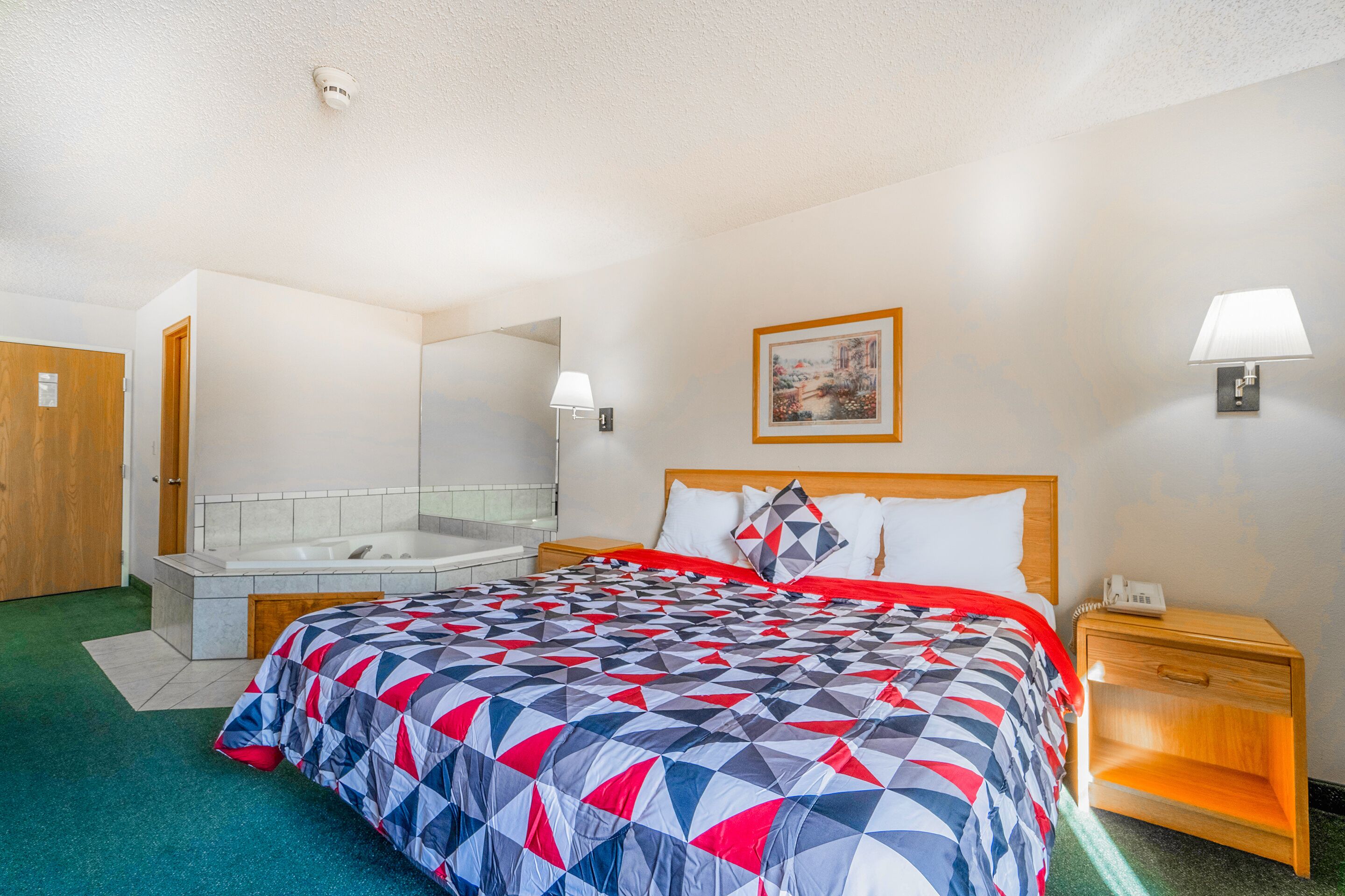 Suíte, 1 cama King, banheira de imersão | Escrivaninha, ferros/tábuas de passar roupa, Wi-Fi de cortesia