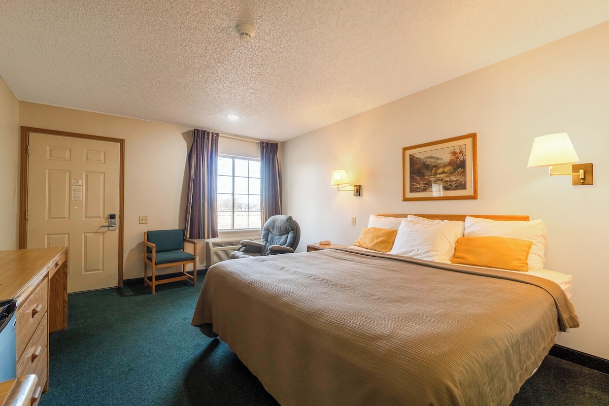 Desk, iron/ironing board (on request), WiFi (free), bed sheets
