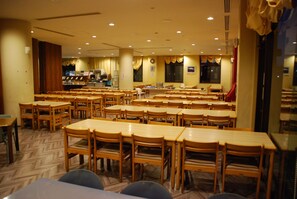 Déjeuner, dîner et souper servis sur place