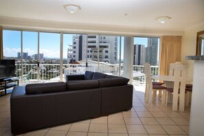 Flat-screen TV - Surfers Mayfair (Surfers Paradise)