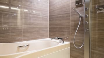 Kamar Twin Mewah, Bebas Asap Rokok | Kamar mandi | Perlengkapan mandi gratis, pengering rambut, dan sandal