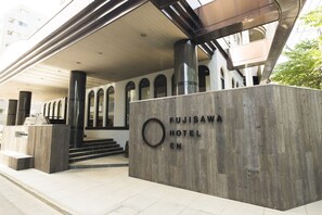 The exterior of the Fujisawa Hotel EN with a modern design, featuring a prominent entrance with steps and a large sign. - EN HOTEL Fujisawa (Fujisawa)