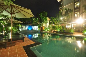 Outdoor pool, pool umbrellas, sun loungers - MotherHome Boutique (Siem Reap)