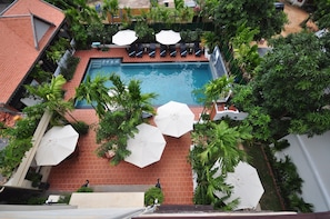 Outdoor pool, pool umbrellas, sun loungers - MotherHome Boutique (Siem Reap)