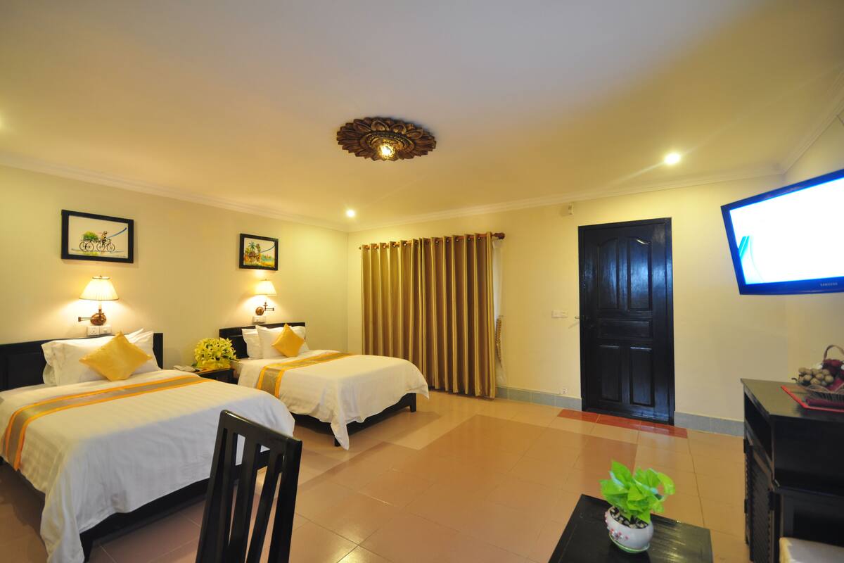 Superior Twin Room | Minibar, in-room safe, desk, iron/ironing board (on request)