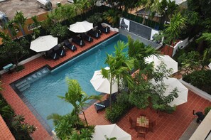Outdoor pool, pool umbrellas, sun loungers - MotherHome Boutique (Siem Reap)