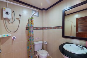 Dusche, kostenlose Toilettenartikel, Haartrockner, Handtücher
