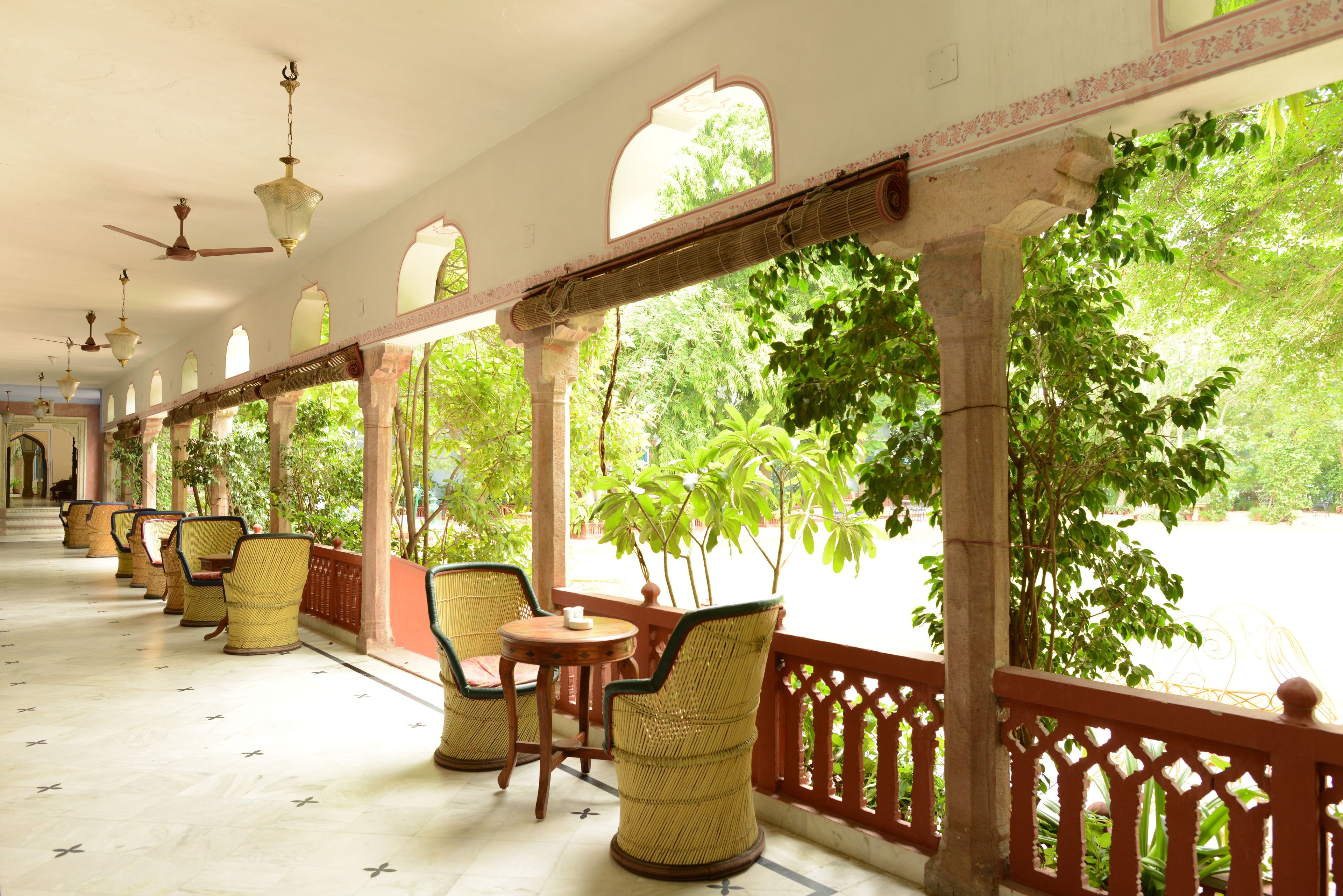 2 restaurants, breakfast, lunch, dinner served; american cuisine