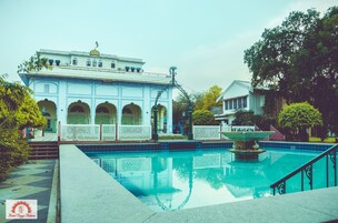 Piscina externa, guarda-sóis, espreguiçadeiras