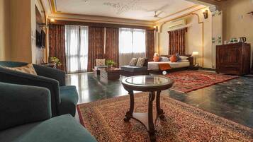 Courtyard Room | Edredones de plumas, minibar, caja fuerte y decoración individual