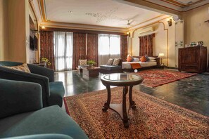 Cubrecamas, minibar y caja de seguridad en la habitación 