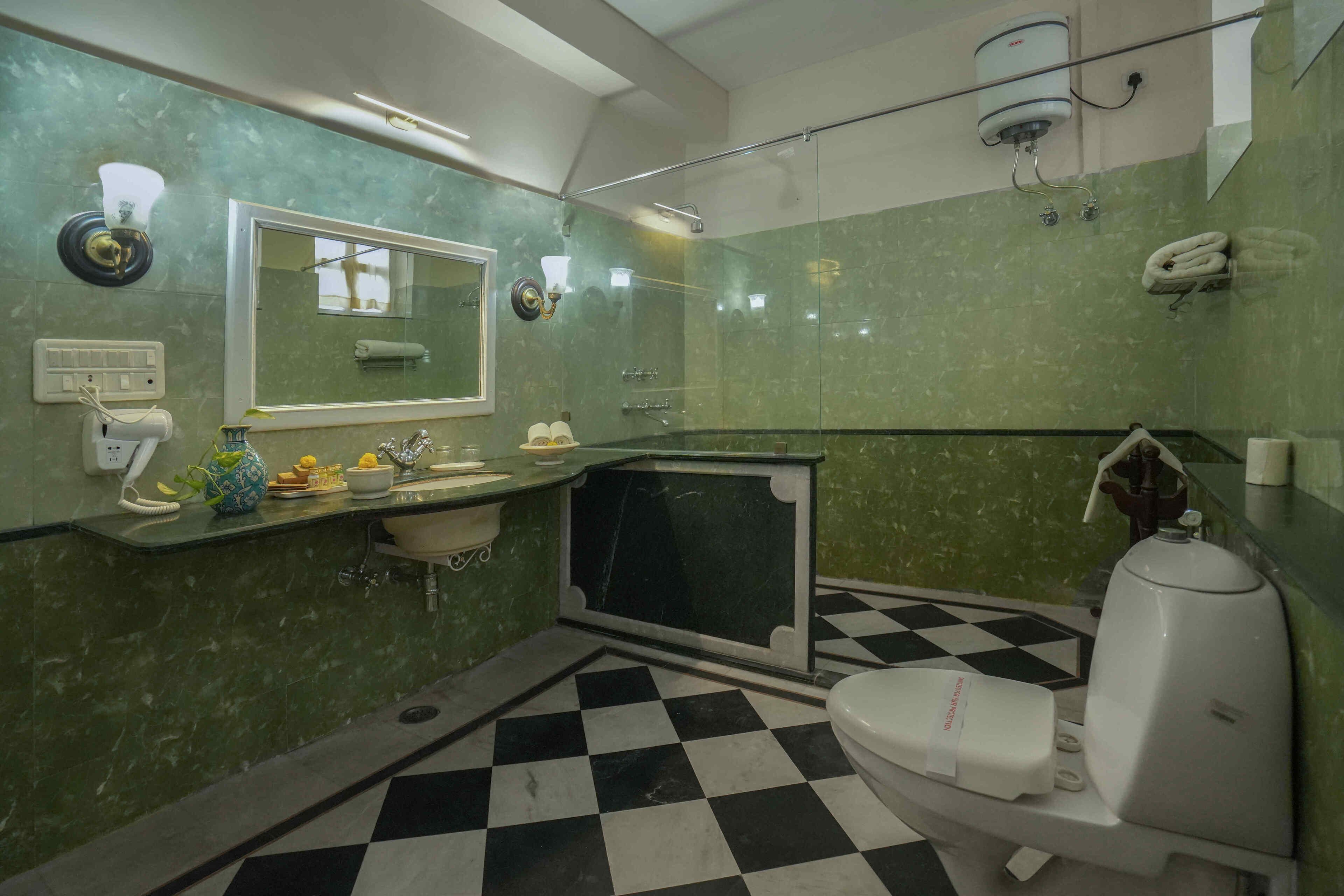 courtyard suite room | bathroom | shower, rainfall showerhead, free toiletries, hair dryer