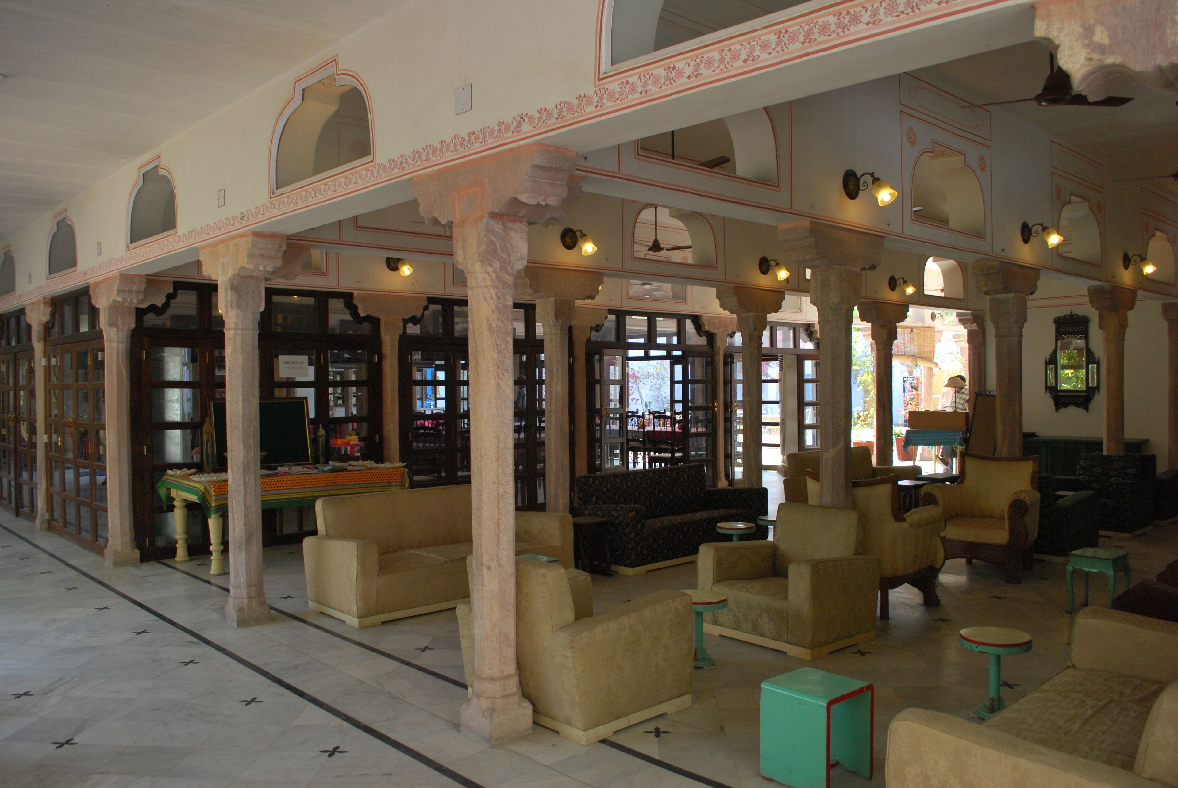 2 restaurants, breakfast, lunch, dinner served; american cuisine