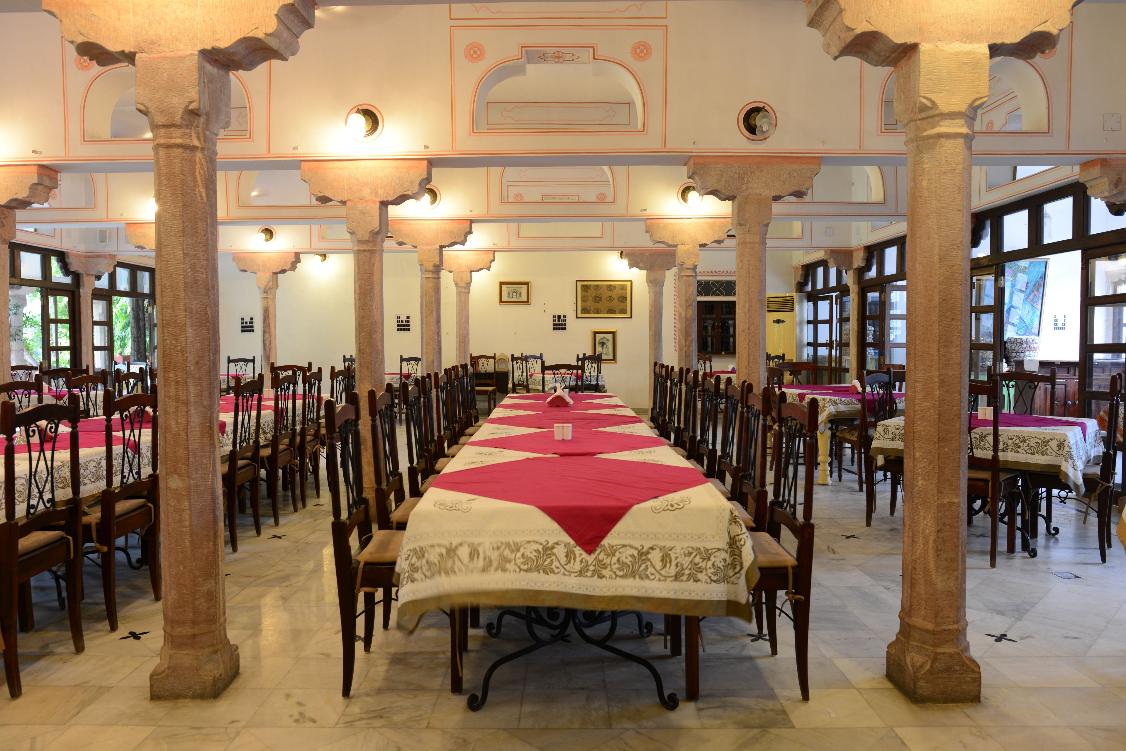 2 restaurants, breakfast, lunch, dinner served; american cuisine