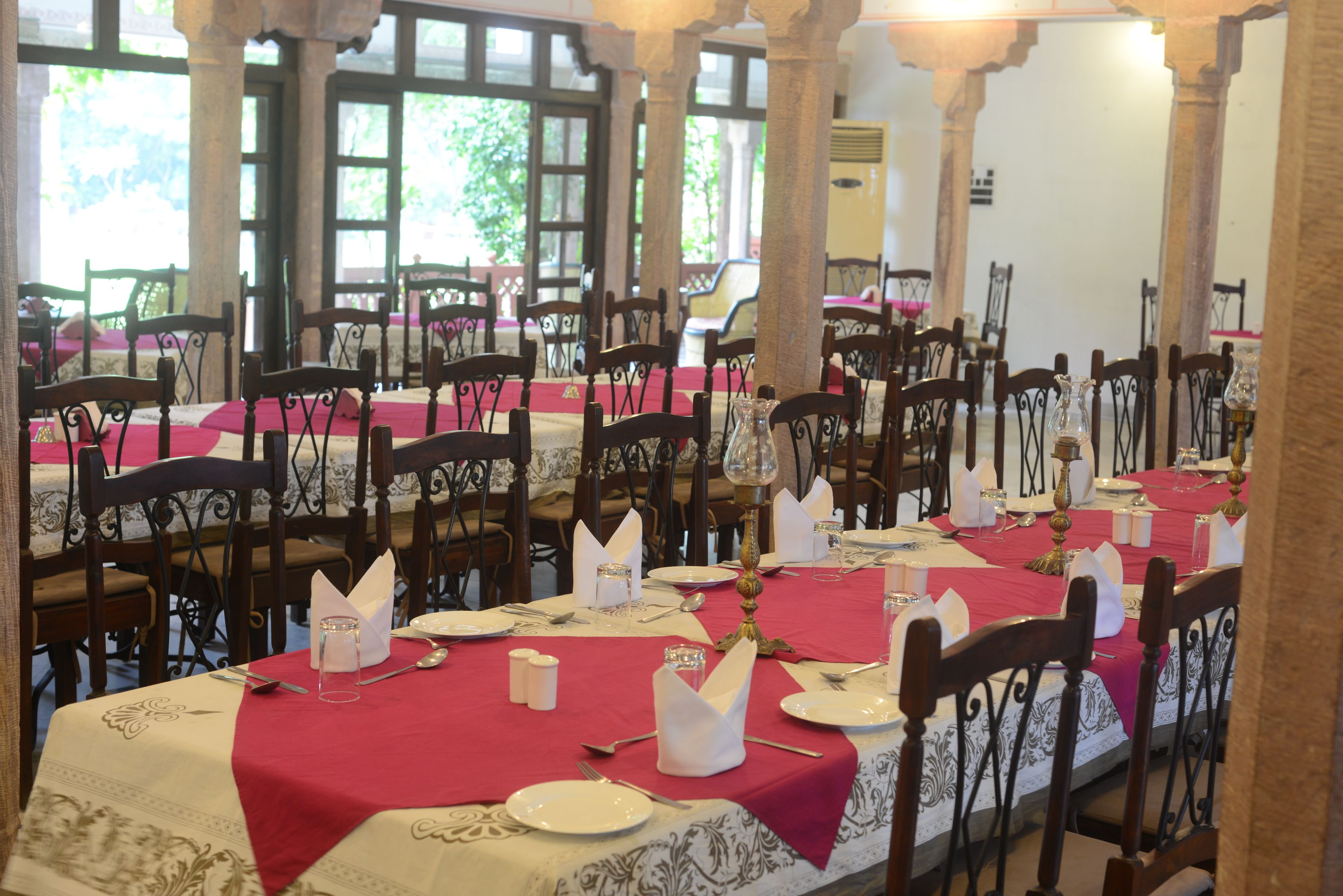 2 restaurants, breakfast, lunch, dinner served; american cuisine