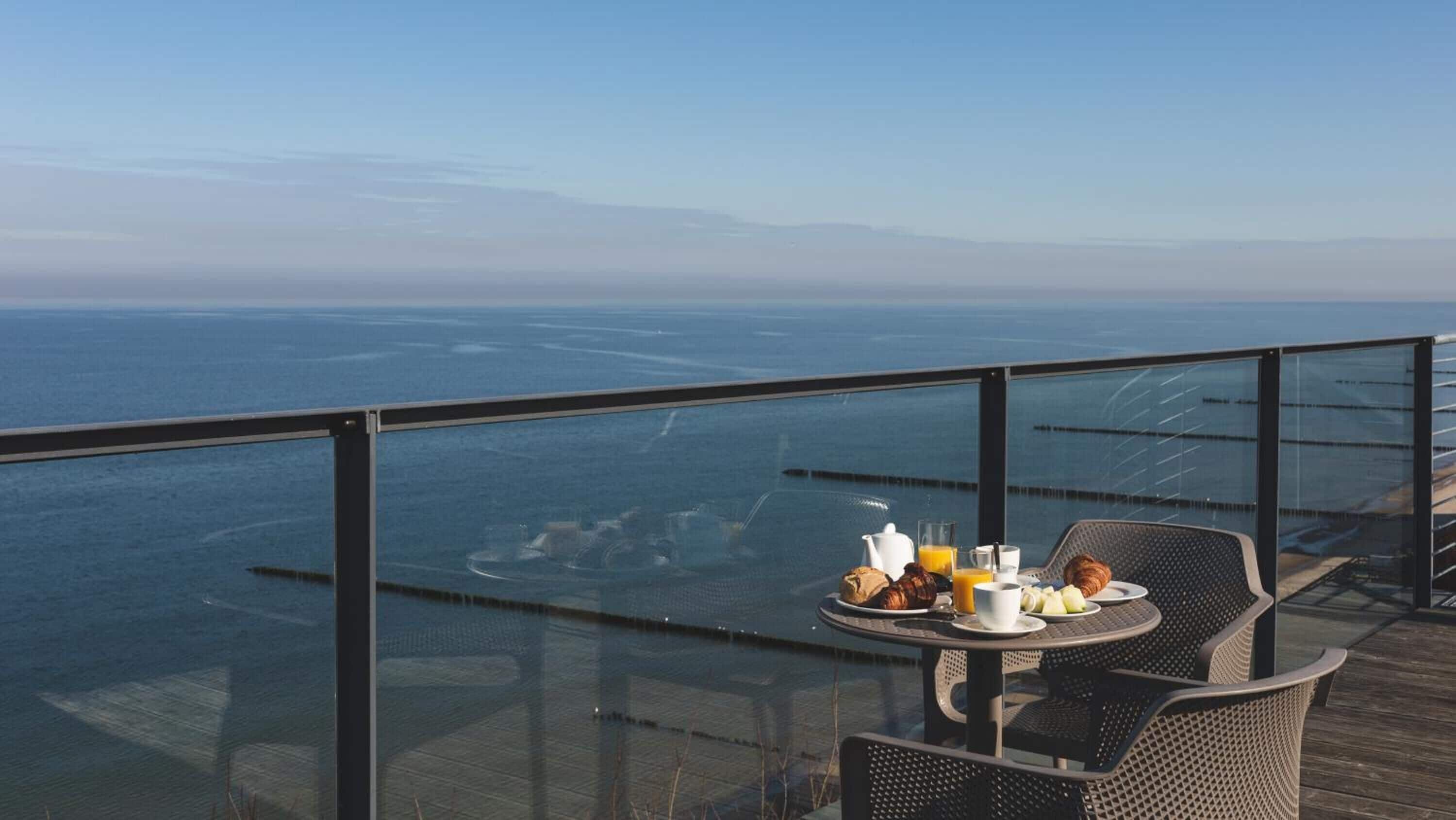 exclusive apartment, 2 bedrooms, terrace, sea view | balcony