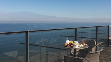 Apartamento exclusivo, 2 quartos, terraço, vista para o mar | Sacada
