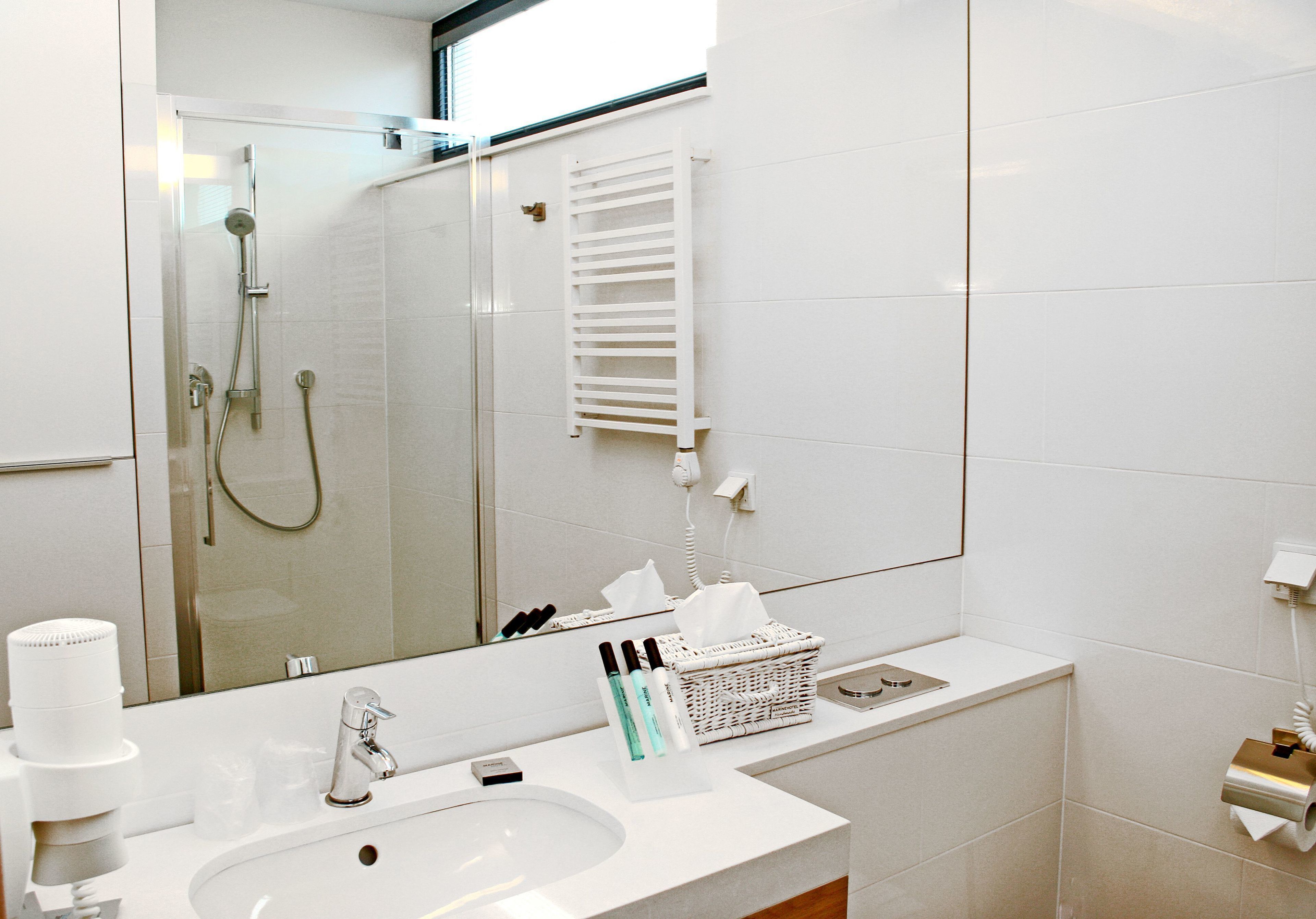 shower, free toiletries, hair dryer, towels