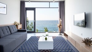 Una sala de estar moderna con un sofá gris, una mesa de centro blanca y un tapete estampado.
