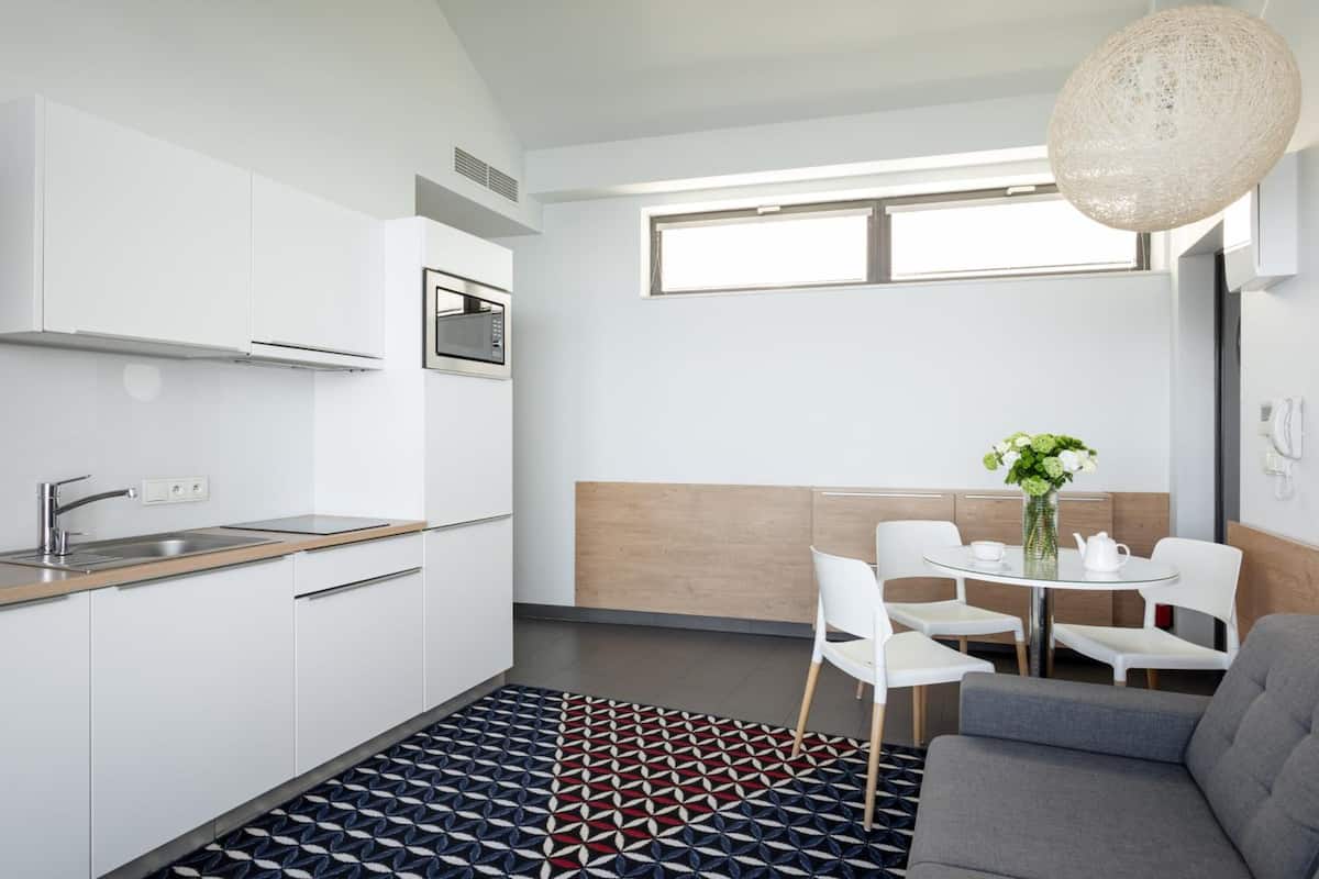 fridge, microwave, stovetop, dishwasher