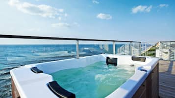 Tweepersoonskamer, bubbelbad, uitzicht op zee | Uitzicht vanuit de kamer