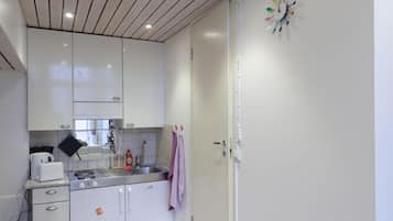 Caja de seguridad en la habitación y tabla de planchar con plancha