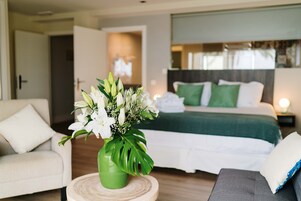 Minibar con artículos gratuitos y caja de seguridad en la habitación 