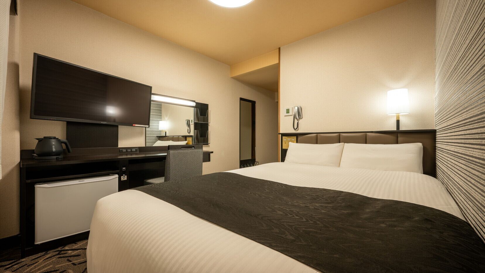 Desk, free WiFi, bed sheets