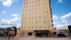 A multi-story hotel with a flat facade, numerous windows, and a ground entrance. - APA Hotel Isesakieki Minami (Isesaki)