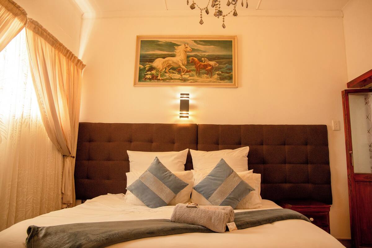 In-room safe, soundproofing, iron/ironing board, free WiFi