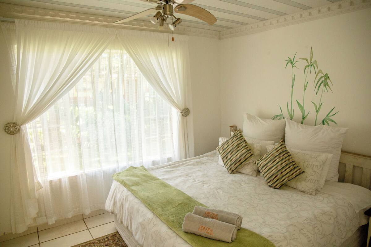 In-room safe, soundproofing, iron/ironing board, free WiFi