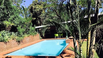 6 albercas al aire libre y camastros
