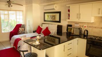 In-room safe, soundproofing, iron/ironing board, free WiFi