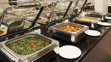 Daily buffet breakfast (PLN 90 per person)