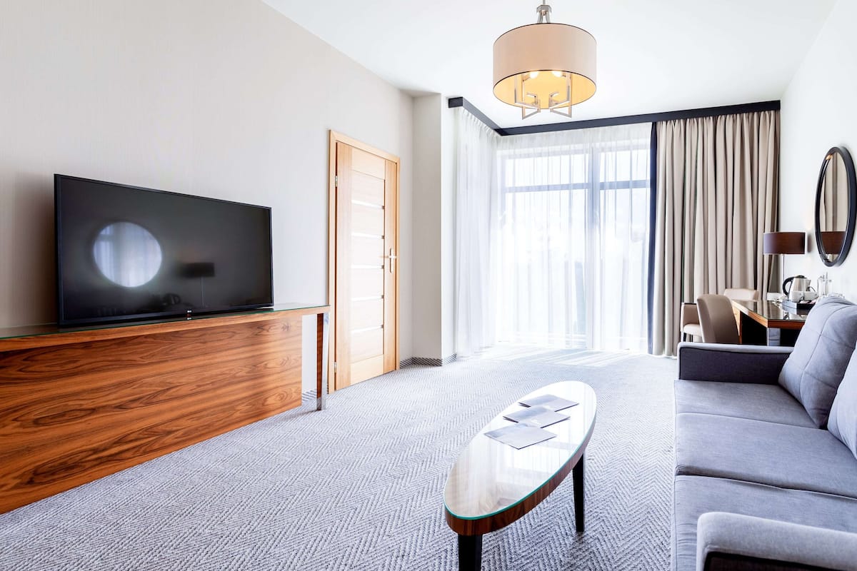 Departamento Deluxe, balcón | Área de sala de estar | Televisión LCD de 40 pulgadas con canales por cable y televisión