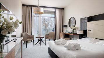 Habitación doble, vistas parciales al mar (Partial Sea View) | Ropa de cama hipoalergénica, minibar, caja fuerte y escritorio