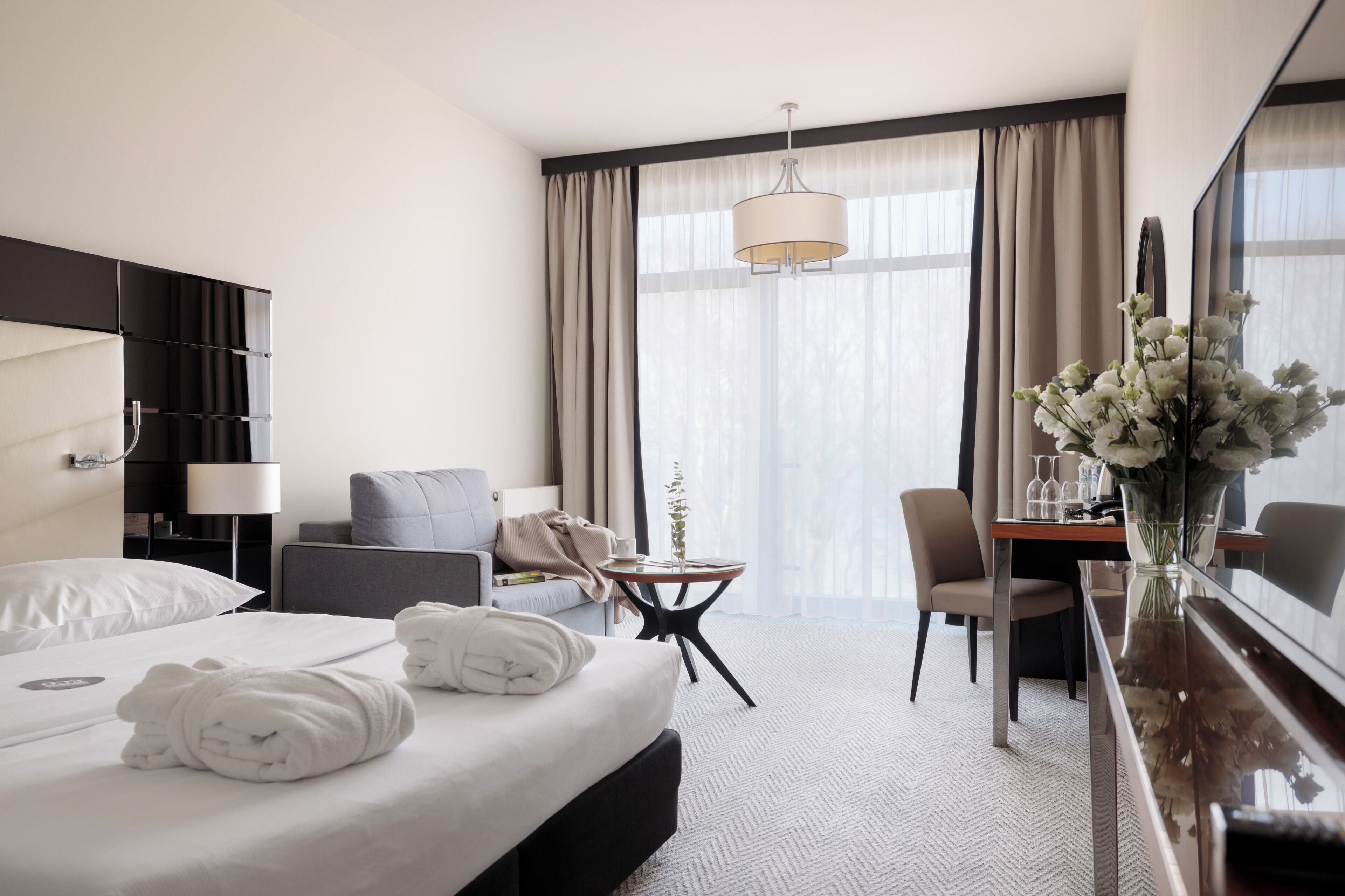 Standard-Dreibettzimmer, eingeschränkter Meerblick (Partial Sea View) | Allergikerbettwaren, Minibar, Zimmersafe, Schreibtisch