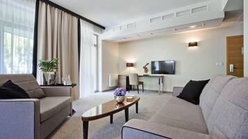 Hypo-allergenic bedding, minibar, in-room safe, desk